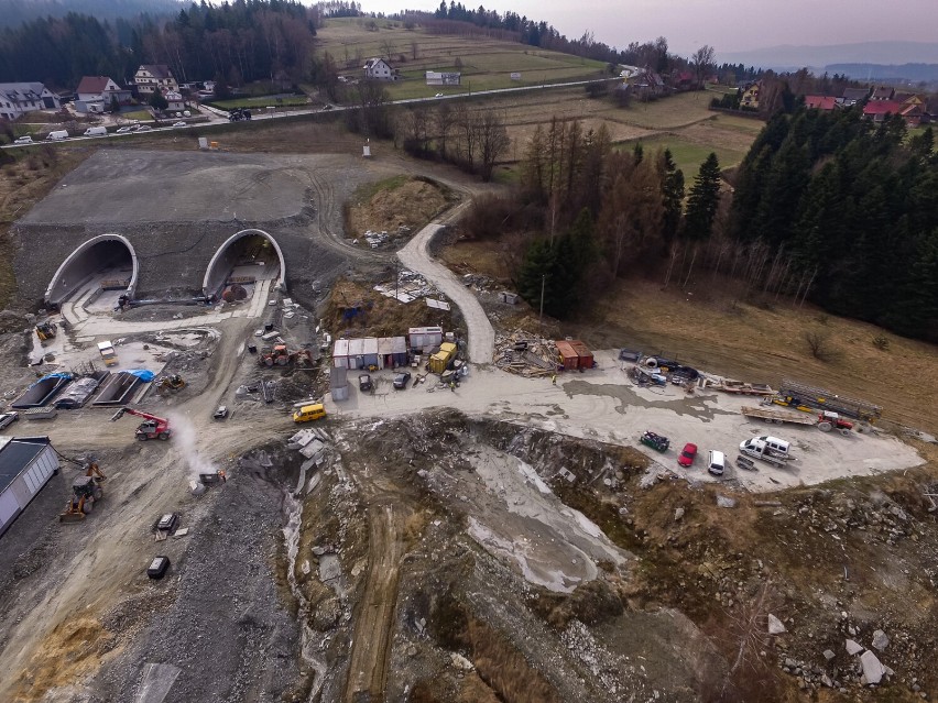 Zakopianka. Złe wiadomości, znów opóźnienia na budowie. GDDKiA: Tunel samochodowy pod Luboniem Małym otwarty będzie dopiero jesienią 