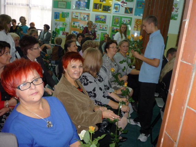 Członkowie samorządu uczniowskiego składają życzenia i wręczają kwiaty nauczycielom.