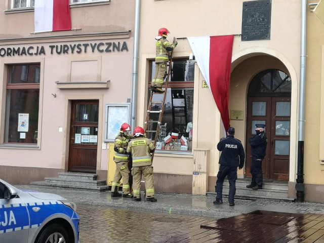 Na Rynku w Grudziądzu wiatr oderwał flagę, wiszącą na jednej z kamienic