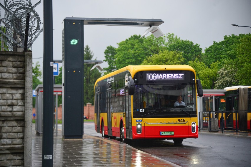 Chiński autobus elektryczny wyjechał na ulice Warszawy. Yutong U12 będzie woził pasażerów przez rok 