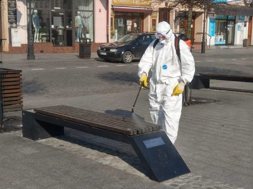 Koronawirus. Akcja dezynfekcyjna w Oświęcimiu. Odkażane są przystanki, ławki w miejscach publicznych, altanki śmietnikowe [ZDJĘCIA]