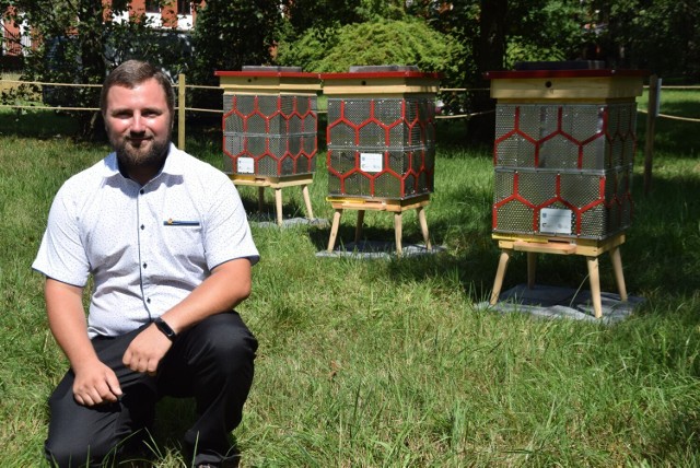 Pasieka z recyklingu w Tychach - dziesiąta taka pasieka w w Polsce. Pszczelarz Michał Lasek