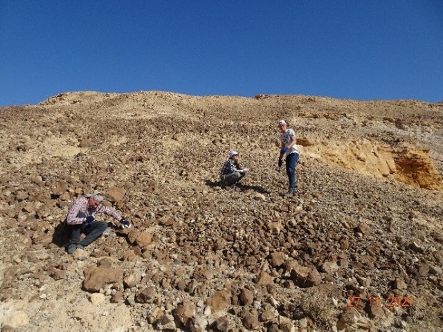 Praca zespołu mineralogów z Uniwersytetu Śląskiego na pustyni Negev w Izraelu. Od levej: E. Galuskin, K, Skrzyńska, R. Juroszek.