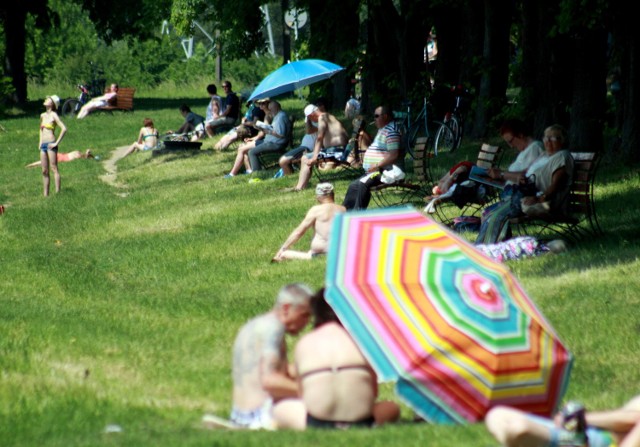 Weekendowe plażowanie nad Zalewem Zemborzyckim