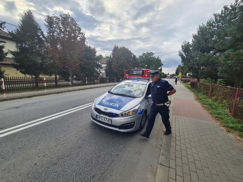 Wypadek w Zakliczynie. Karetka wioząca zakażonego koronawirusem zderzyła się na Drodze Wojewódzkiej nr 980 z innym samochodem [ZDJĘCIA]