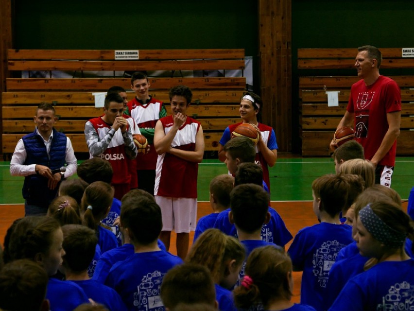 Częstochowa: Spotkanie z Cezarym Trybańskim [ZDJĘCIA]  Pierwszy Polak w NBA spotkał się z uczniami