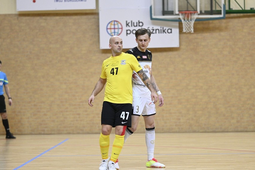 Piłkarze Futsal Świecie (żółte koszulki) przegrali w...
