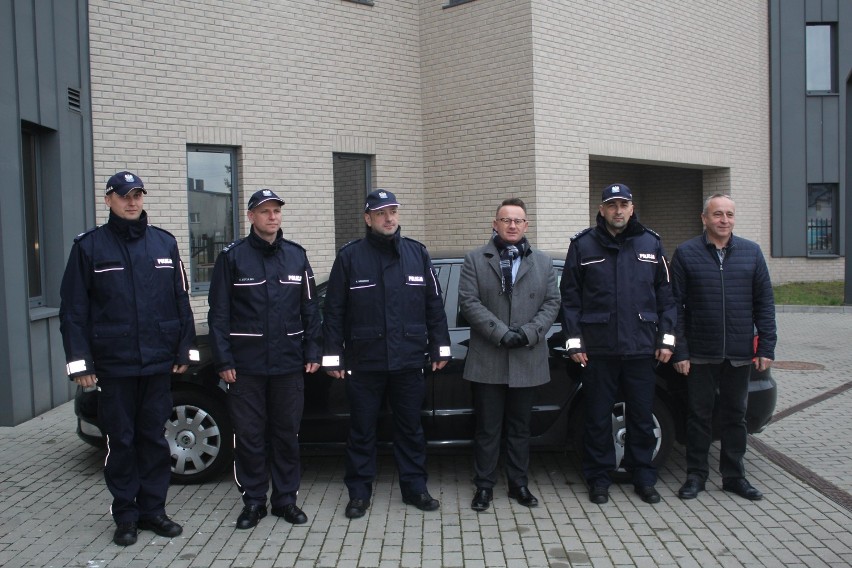 Dwa nowe radiowozy dla policjantów z Alwerni i Trzebini. Jeden to nieoznakowany pojazd 