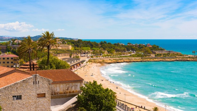 Hiszpańską prowincję Katalonię ogarnął chaos. Czemu turyści musieli w pośpiechu opuścić trzy popularne plaże? Dlaczego w miastach regionu jedni cieszą się, a inni denerwują na nowe przepisy, dotyczące basenów? Sprawdźcie, co dzieje się w słonecznej Hiszpanii u progu wakacji.