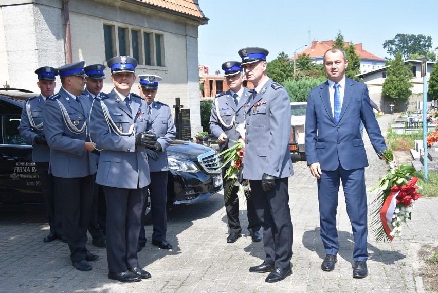 Powiatowe obchody Święta Policji. Funkcjonariusze złożyli kwiaty pod pomnikiem Katyńskim 