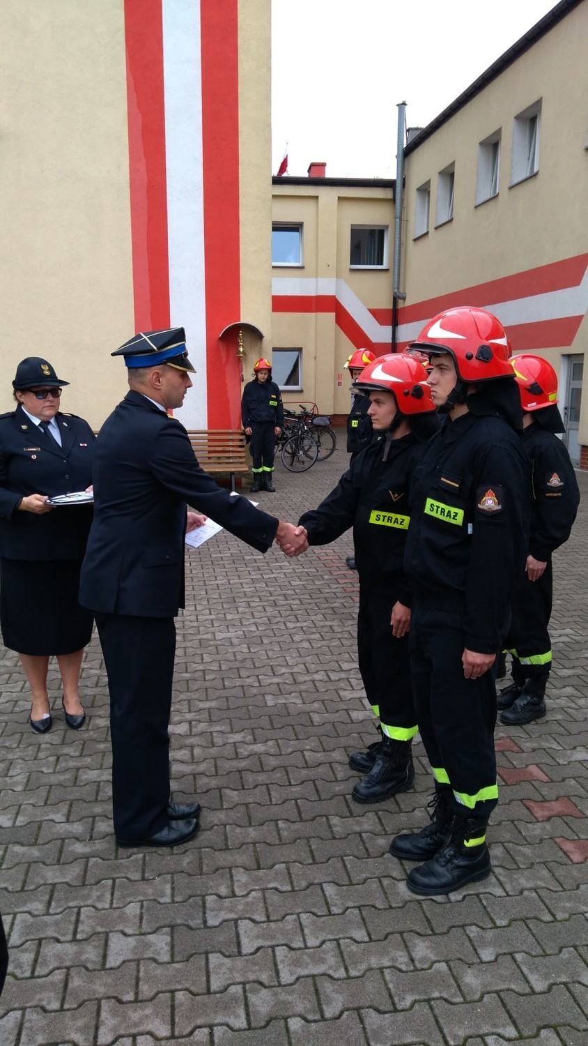 Podczas uroczystej zmiany służby komendant powiatowy powitał w szeregach naszej formacji st. str. Krzysztofa Fabisiaka