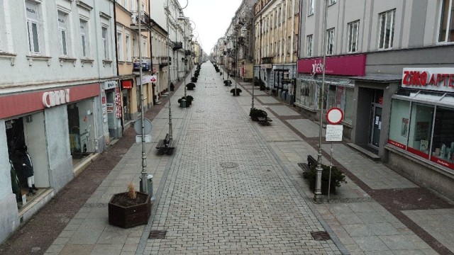 Epidemia koronawirusa przeraża nas coraz bardziej. W niedzielę 22 marca Kielce były zupełnie puste , jak po apokalipsie. Film i zdjęcia zostały wykonane przez Dawida Łukasika z "Echa Dnia" około godziny 16. Zobaczcie przerażający obraz miasta z drona.


Na zdjęciu: ulica Sienkiewicza



Więcej zdjęć na kolejnych slajdach. 