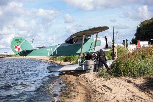 Lotniczy Puck 2020. Na Zielonej Plaży pokazali jak wyglądał 1.09.1939 w Pucku, gdy Niemcy zaatakowali bazę lotnictwa morskiego