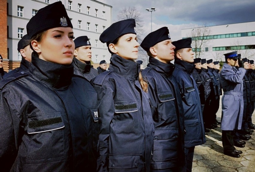 Komenda policji w Świdnicy rekrutuje chętnych do pracy. Kusi zarobkami. Na początek 4220 zł na rękę! 