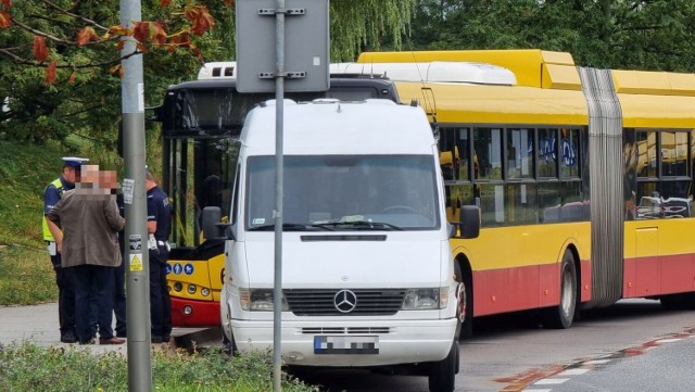 W sobotę po południu w zatoczce autobusowej na ulicy Jaworskiego w Kielcach doszło do kolizji. Jak przekazują policjanci, bus, kierowany przez 62-letniego mężczyznę, stoczył się i uderzył w przód stojącego autobusu miejskiego linii 35. Na szczęście nikt nie ucierpiał, obyło się też bez utrudnień w ruchu.

Zobacz zdjęcia >>>