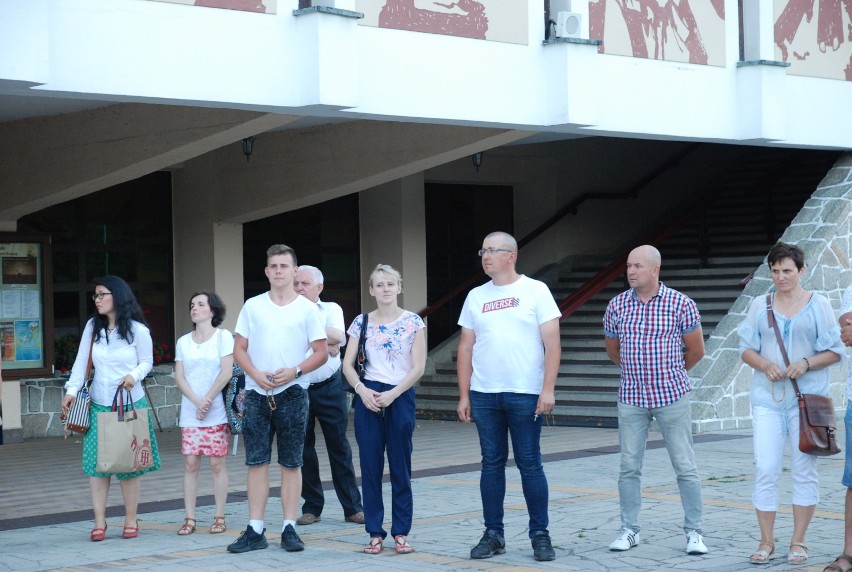 Parafianie modlili się przed  zdewastowanym kościołem św. Maksymiliana Kolbe w Koninie .