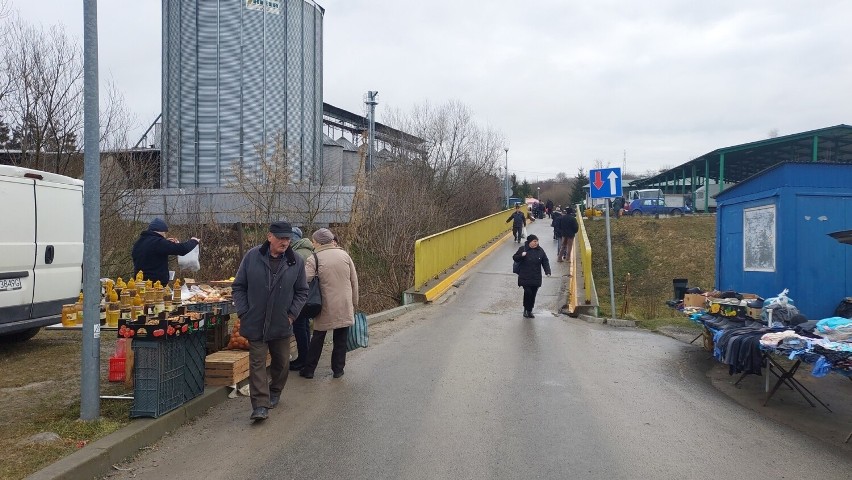 Środa popielcowa na targowisku miejskim w Opatowie. Bielizna, zegarki i biżuteria - tak wyglądał handel. Zobacz zdjęcia