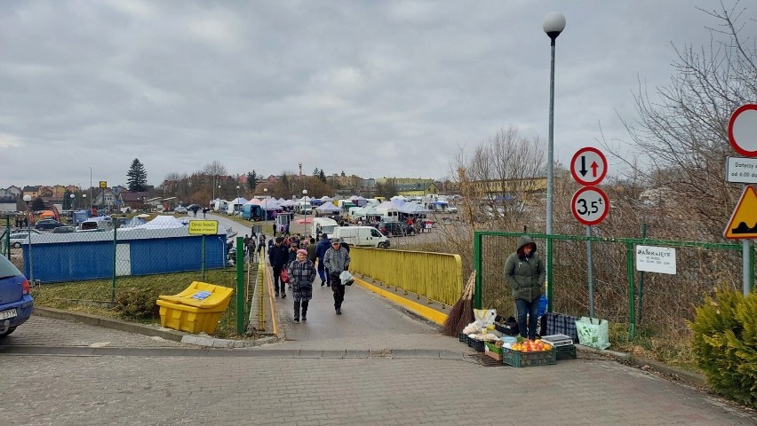 Środa popielcowa na targowisku miejskim w Opatowie. Bielizna, zegarki i biżuteria - tak wyglądał handel. Zobacz zdjęcia