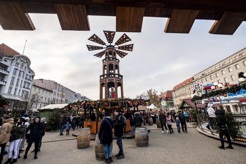 Na poznańskich ulicach pojawiły się już świąteczne ozdoby....