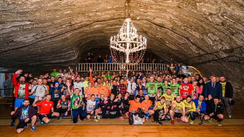 12-godzinny Podziemny Bieg Sztafetowy w Kopalni Soli Bochnia wygrała ekipa z Bochni - zobacz zdjęcia