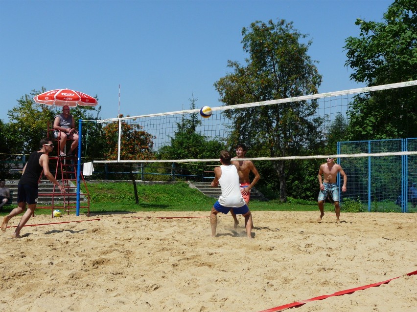 Wieluń: Turniej siatkówki plażowej na basenie