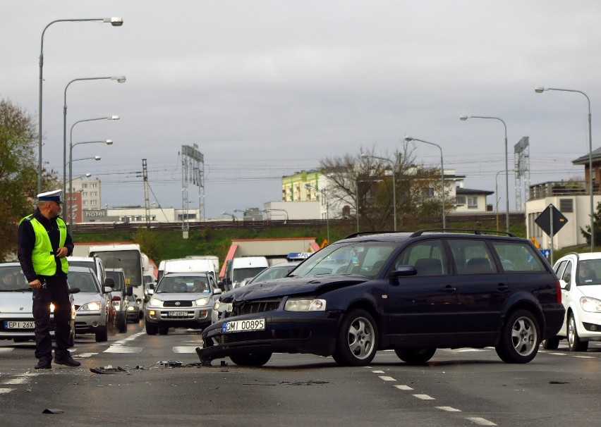 Wypadek (kolizja) na skrzyżowaniu ul. Sienkiewicza i Al....