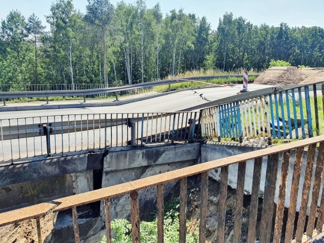 Zamknięta trasa Dk 86 przez osuwisko zagrażające wiaduktowi.

Zobacz kolejne zdjęcia. Przesuwaj zdjęcia w prawo - naciśnij strzałkę lub przycisk NASTĘPNE