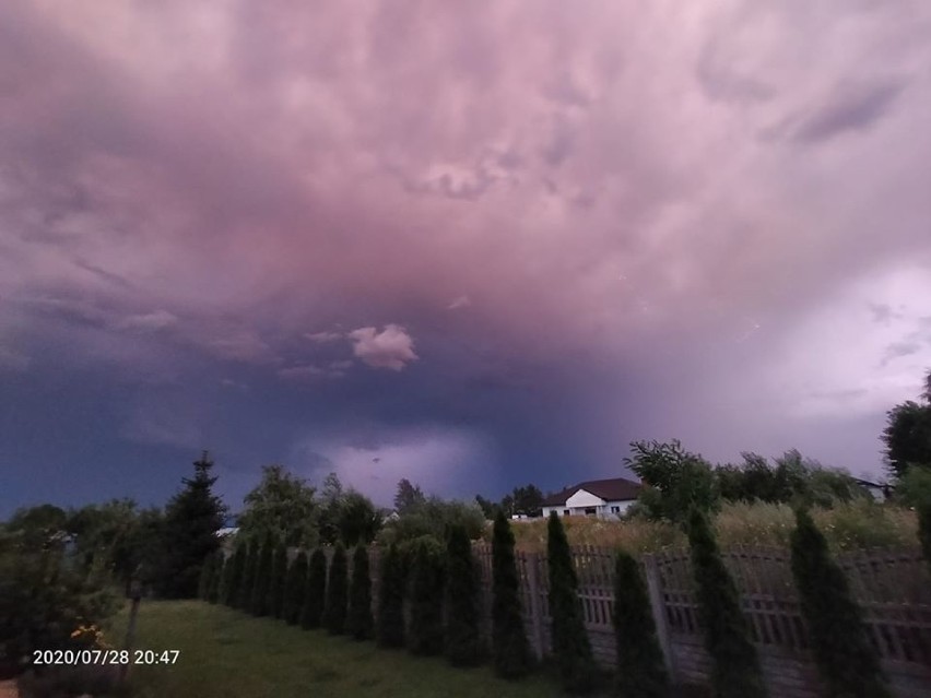 Tak wyglądał wczoraj Bełchatów na chwilę przed burzą i tuż po niej. A jaka pogoda będzie dziś?