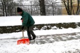 Akcja Zima w Szczecinie: trwa odśnieżanie chodników i przystanków [raport]