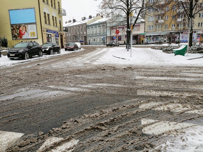 Prawdziwa zima wróciła do Rzeszowa. Mieszkańcy odśnieżają i tęsknią za wiosną. Kliknij w prawo i zobacz ZDJĘCIA