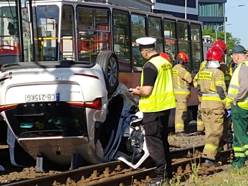 Wypadek w Bydgoszczy. Na Fordońskiej auto dachowało, wylądowało na torach [nowe zdjęcia]