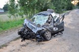 Wypadek w Dzierzkowicach: Czołowe zderzenie seata z ciężarówką (ZDJĘCIA)