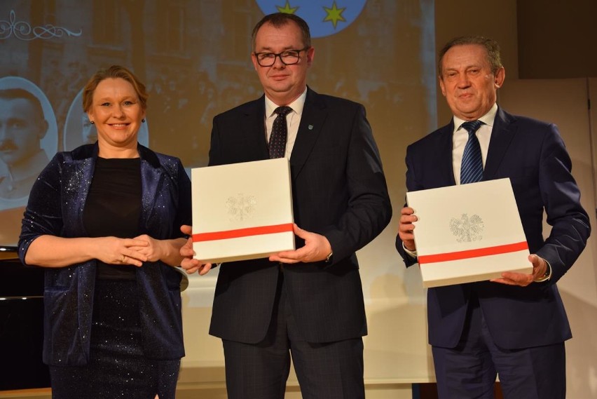 Święto Powiatu Pleszewskiego. Wręczono nagrodę im. Artura Szenica oraz stypendia najlepszym i najzdolniejszym uczniom