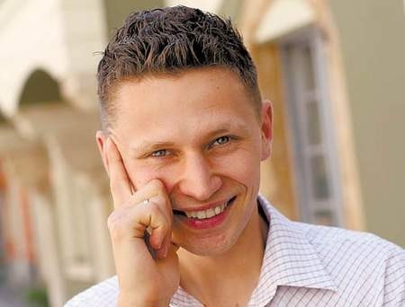 Michał Chorosiński znany z roli Leszka w serialu &amp;#8222;M jak Miłość&amp;#8221; wystąpi w ramach &amp;#8222;Letniego Ogrodu Teatralnego&amp;#8221;. Fot. Tomasz Jodłowski