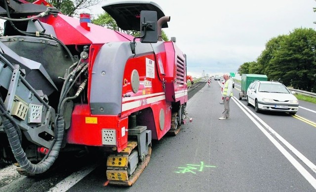 Praca na skrzyżowaniu wre, a obok mkną samochody