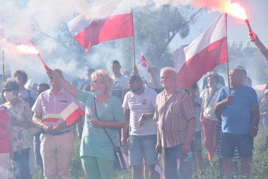 76. rocznica Powstania Warszawskiego. Race na rondzie Witolda Pileckiego w Kędzierzynie-Koźlu. Tak mieszkańcy uczcili powstańców