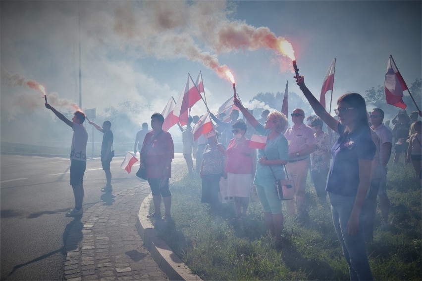 76. rocznica Powstania Warszawskiego. Race na rondzie Witolda Pileckiego w Kędzierzynie-Koźlu. Tak mieszkańcy uczcili powstańców