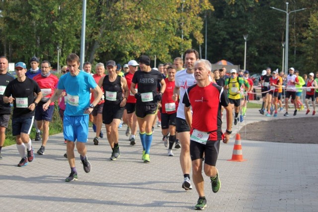 W sobotę w Nadleśnictwie Jedlnia, w Siczkach odbył się XV Radomski Maraton Trzeźwości. Pogoda dopisała, a mimo pandemii i obostrzeń, na starcie stanęło około 400 osób. Uczestnicy biegali na trzech dystansach - w półmaratonie (21 km), Maratonie (42 km) i ultramaratonie (70 km). 
Ze względu na spore obostrzenia, organizatorzy musieli rozbić uczestników i starty kolejnych biegów odbywały się w mniejszych grupach. 

Wyniki biegów podamy już wkrótce

KLIKNIJ W PRAWO, ABY ZOBACZYĆ KOLEJNE ZDJĘCIA =====>>>>> 