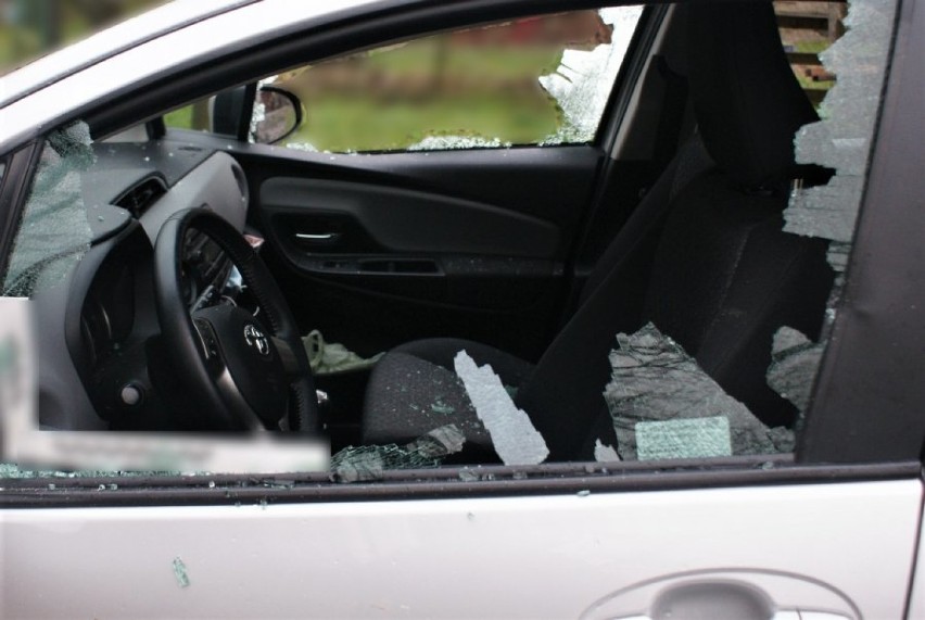 Policjanci z Augustowa zatrzymali 38-latka, który siekierą zniszczył samochód