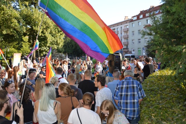 Demonstracja w Opolu po wydarzeniach w Białymstoku popierająca środowiska LGBT+ i kontrdemonstracja środowisk narodowych na pl. Daszyńskiego.