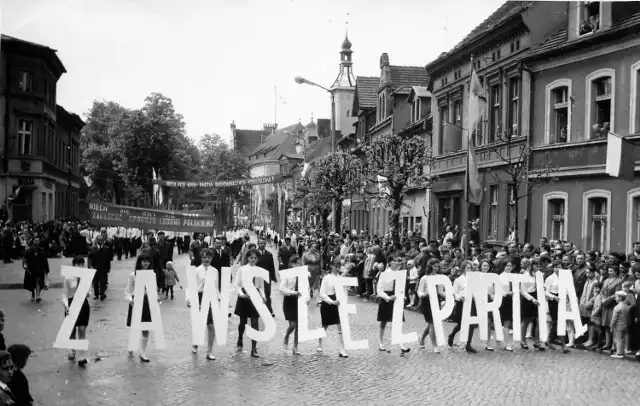 Kadry z pochodów pierwszomajowych organizowanych w okresie PRL-u na ulicach Świebodzina