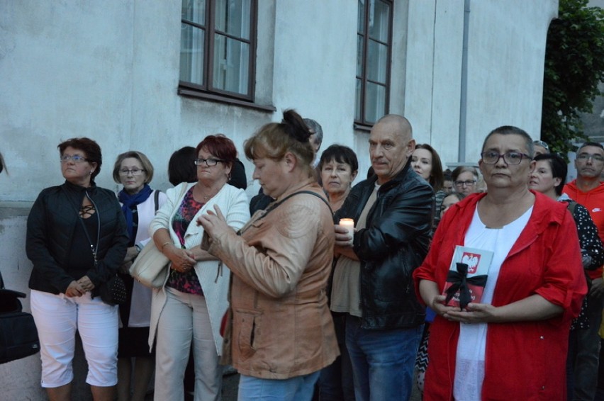 Łańcuch światła - protest pod sądem w Kartuzach dzień czwarty
