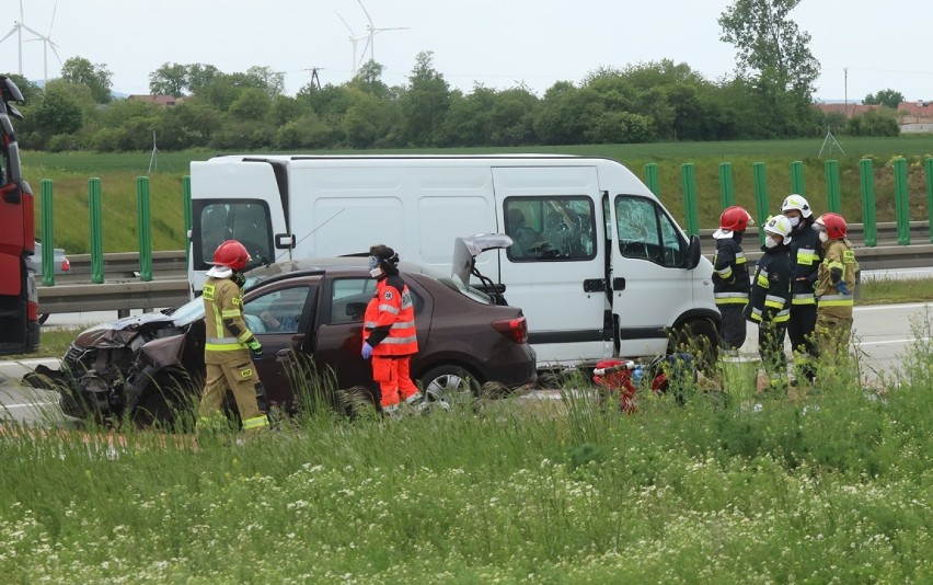 Wypadek na A4 pod Chojnowem. Zderzyły się trzy pojazdy [ZDJĘCIA]