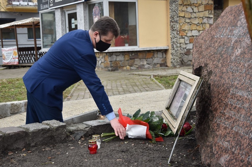 Malbork. Narodowy Dzień Pamięci Żołnierzy Wyklętych 2021. Złożyli kwiaty pod pamiątkowymi kamieniami