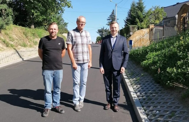 Grzegorz Gajewski, burmistrz Opatowa informuje o zakończeniu kolejnych inwestycji drogowych na terenie miasta i gminy. Tym razem oddano do użytku ulice Cegielnianą i Kanię, które - jak informuje burmistrz  "poprzez wybudowany w ubiegłym roku sołecki odcinek - pięknie połączyły Opatów z Okaliną". W czwartek nastąpił odbiór nowych chodników i ulic, jak również przebudowanego i zabezpieczonego koryta rzeczki Kani. -Niech dobrze służą mieszkańcom - mówił burmistrz.

Na kolejnych slajdach zobaczcie zdjęcia z wyremontowanych dróg