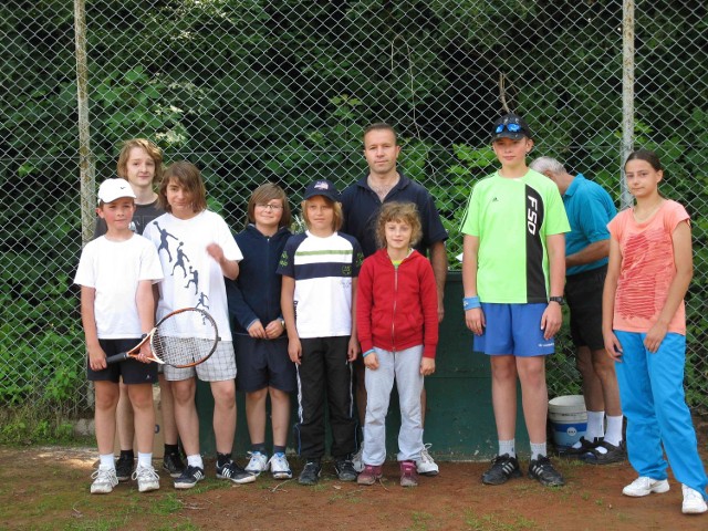 Młodzi tenisiści grający rok temu w Sztumie z organizatorem turnieju Grzegorzem Stankiewiczem