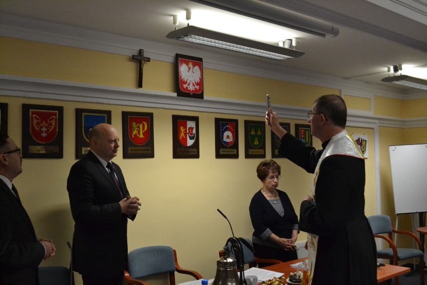 Pruszcz Gdański: Krzyż i godło w sali posiedzeń Rady Powiatu Gdańskiego