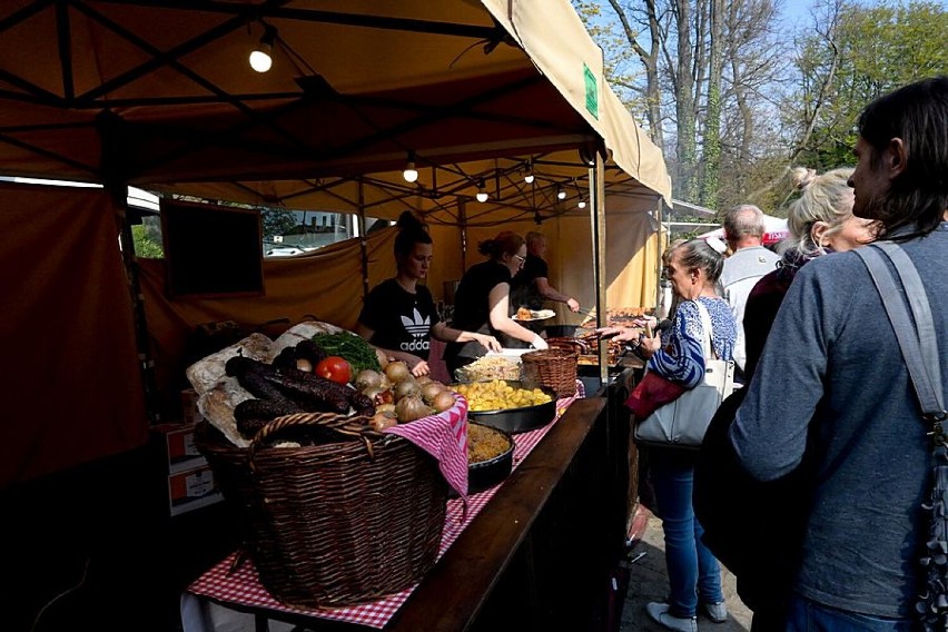 Co zjeść na Festiwalu Kwiatów w Zamku Książ w Wałbrzychu. Jest tam największa na Dolnym Śląsku strefa gastronomiczna ZDJĘCIA, CENY