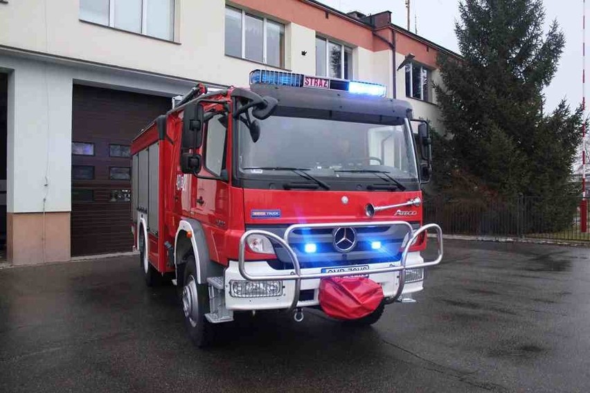 Malbork: Strażacy dostali dwa nowe samochody: gaśniczy i kwatermistrzowski