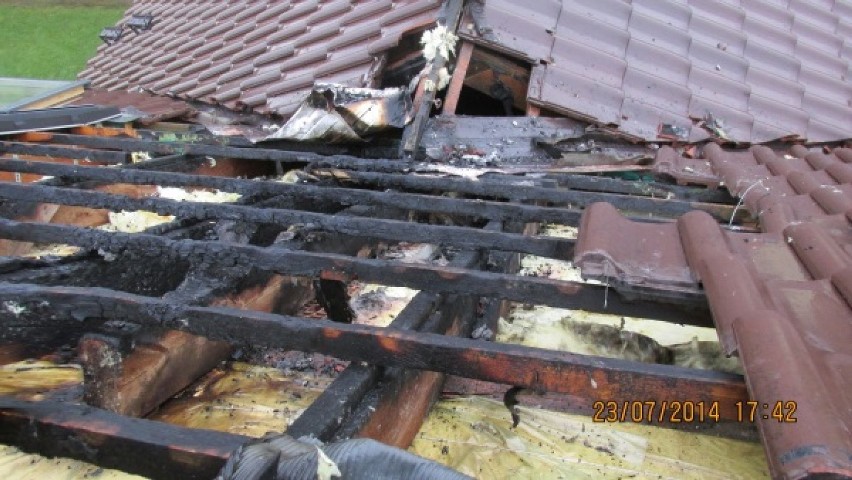 Pożar w Ćwiklicach: W wyniku wyładowań atmosferycznych zaplił się dach domu jednorodzinnego